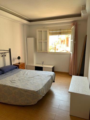 ein Schlafzimmer mit einem Bett und einem Fenster in der Unterkunft Apartamento Aguadulce Playa in Aguadulce