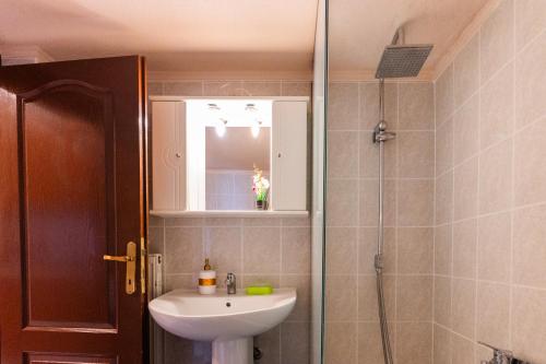 un baño con lavabo y ducha en Papi's Free Parking Apartments 2 - 1 Bedroom, en Alexandroupoli
