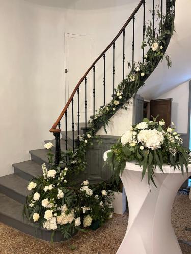 a staircase with white flowers and a bunch of stairs at Demeure Sainte Clotilde, événementiel et chambres d'hôtes à Neffies in Néffiès