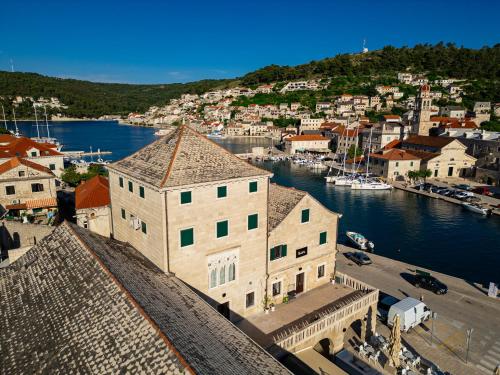 an aerial view of a town next to a body of water at Bed & Breakfast Blanc in Pučišća