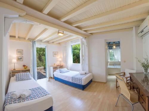 Postel nebo postele na pokoji v ubytování Agios Nikitas Villas