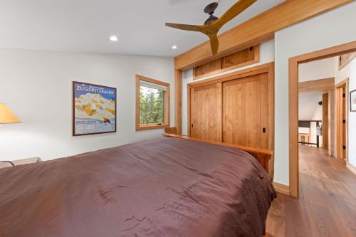 Postel nebo postele na pokoji v ubytování Daybreak Retreat at Carnelian Bay by Tahoe Getaways - Newly Remodeled 4BR w Private Hot Tub