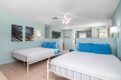 Katil atau katil-katil dalam bilik di Latitude 26 Waterfront Boutique Resort - Fort Myers Beach