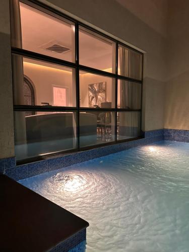 Πισίνα στο ή κοντά στο Grey Villa