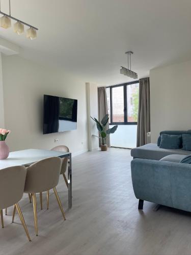 a living room with a blue couch and a table at Casa de la luz in Peñafiel