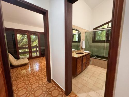 a bathroom with a sink and a mirror at Casa Una à Beira Rio - Barra do Una - 450m da praia in São Sebastião