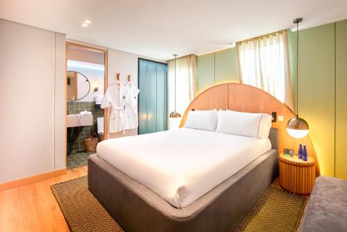 Una cama o camas en una habitación de Wellcomm Spa & Hotel