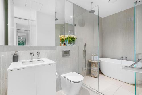 a bathroom with a toilet and a sink and a tub at Tammex Luxury Properties - Melbourne Square in Melbourne