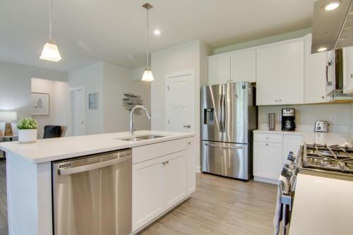 Dapur atau dapur kecil di Covered Patio, Grill and Hammock Frankford Home!