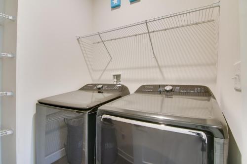 Dapur atau dapur kecil di Covered Patio, Grill and Hammock Frankford Home!