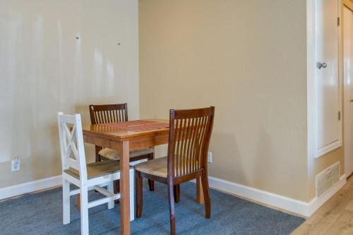 Gambar di galeri bagi 1 Mi to Light Rail Englewood Condo with Pool Access di Englewood