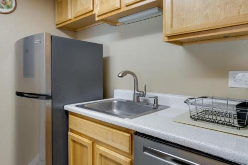 Dapur atau dapur kecil di 1 Mi to Light Rail Englewood Condo with Pool Access