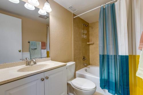 Bilik mandi di 1 Mi to Light Rail Englewood Condo with Pool Access