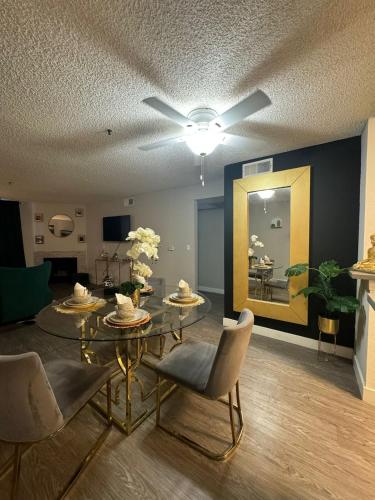 a living room with a dining table and a ceiling fan at Hollywood Apartments Mario & No Themed With Pool FREE parking and WIFI in Los Angeles