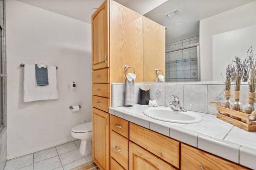 Un baño de Spacious 4BR Pool Home Ensuite Baths Self CheckIn Fast WiFi WD