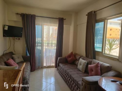 شاليهات مرسى مطروح قريه سورتيلاج السياحيه في مرسى مطروح: غرفة معيشة مع أريكة ونافذة