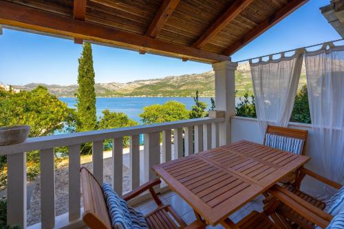 Apartments by the sea Medvinjak, Korcula - 4439