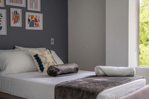 a bed in a room with a pillow on it at Descanso cafetero in Circasia