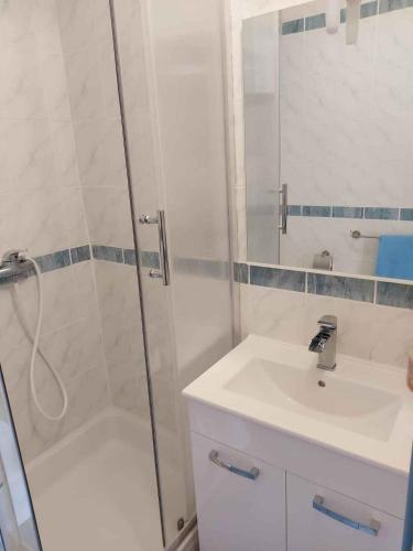 Apartments with parking space Vodice - 23346