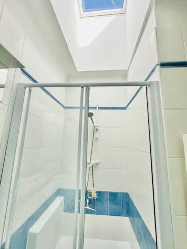 une douche aux parois de verre dans une salle de bain avec un lavabo dans l'établissement Canet plage Maison de vacances 2 Chambres et jardin, à Canet