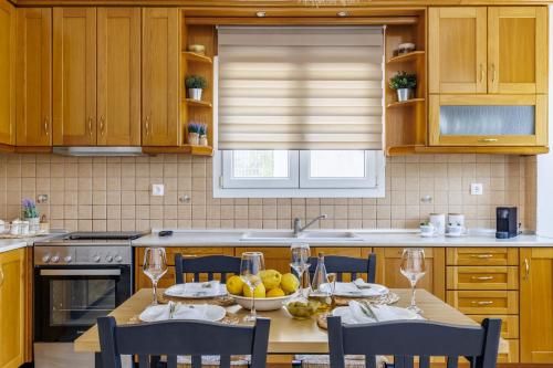 Theros Home - Comfort Island Stay near Town