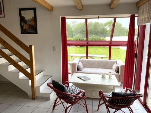 un salon avec un canapé et une table dans l'établissement Holiday Home Perros-Guirec Pink Granite Coast, à Perros-Guirec