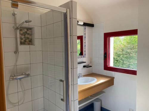 une salle de bain avec un lavabo et une douche dans l'établissement Holiday Home Perros-Guirec Pink Granite Coast, à Perros-Guirec
