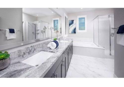 ローズビルにあるBlue Heavenの洗面台、シャワー、浴槽を備えたバスルーム