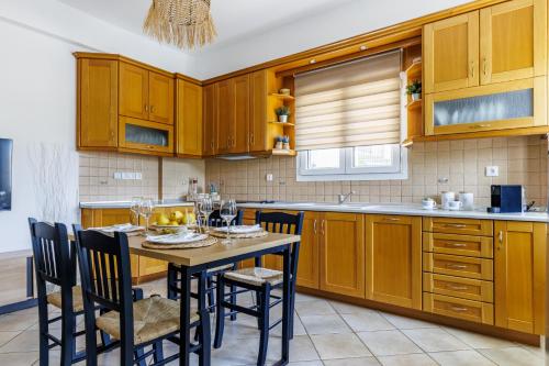 Theros Home - Comfort Island Stay near Town