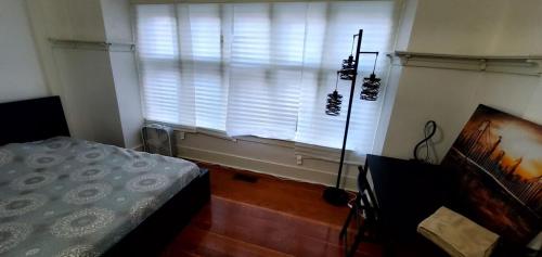 una camera con letto e finestra con tende bianche di Greenlake house share roosevelt light rail Seattle a Seattle