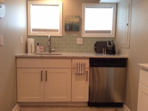Η κουζίνα ή μικρή κουζίνα στο Stylish Renovated Flat, Central, Walk to DC Sights