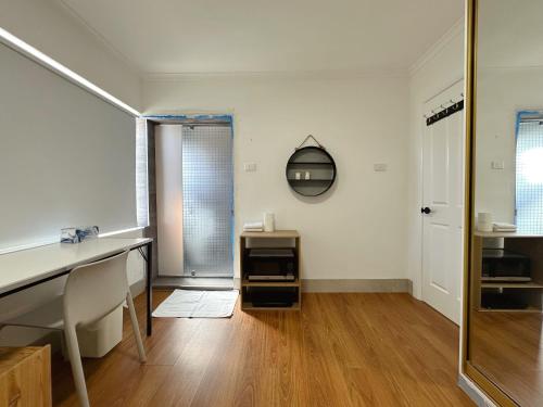 an empty room with a desk and a mirror at Montrose Double Bed Room close to City in Rosetta