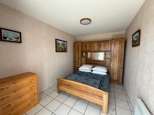 une chambre avec un lit dans une pièce dans l'établissement Appartement 2 étoiles avec balcon à 100m de la plage, centre-ville des Sables d'Olonne - FR-1-197-205, à Les Sables-dʼOlonne