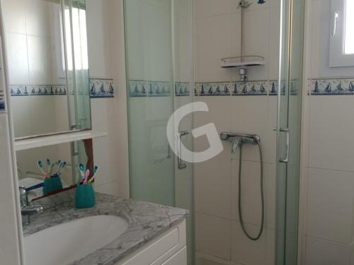 une salle de bain avec une douche en verre et un lavabo dans l'établissement Charmante maison pour 4 personnes avec terrasse, à 1,8 km de la plage et proche des commodités - FR-1-357-76, à Saint-Vincent-sur-Jard