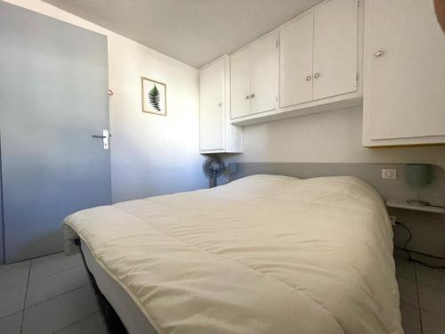Ce lit se trouve dans un dortoir doté de placards blancs. dans l'établissement Banyuls-sur-Mer : Duplex T3 avec terrasse, parking privé, proche plage - FR-1-309-77, à Banyuls-sur-Mer