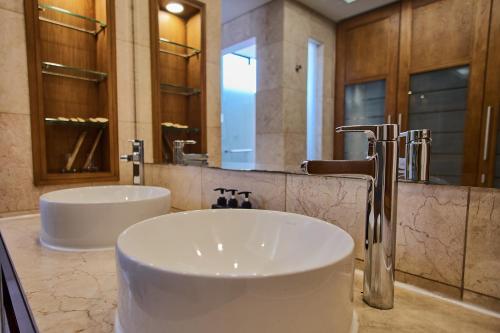 Ένα μπάνιο στο Ocean Sunny Villas Da Nang