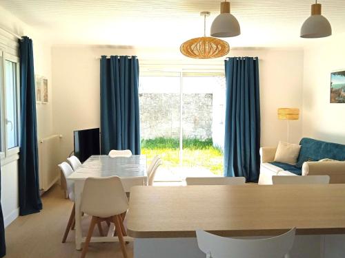 un salon avec une table, des chaises et un canapé dans l'établissement Maison Cosy, Rénovée, Proche Plage et Centre, Jardin, Animaux Bienvenus - FR-1-652-19, à Saint-Jean-de-Monts