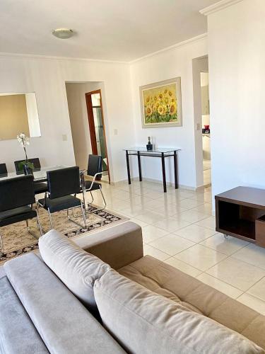 a living room with a couch and a table at Moderno, equipado e no melhor bairro - Aquarius I in São José dos Campos