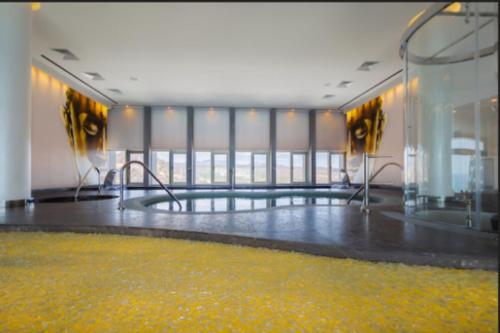 Piscine de l'établissement Ocean view suite ou située à proximité