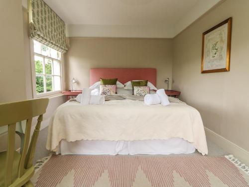 Postel nebo postele na pokoji v ubytování Penwarne Lodge