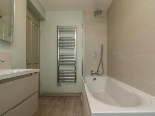 Koupelna v ubytování Penwarne Lodge