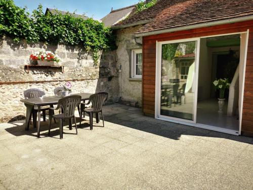 Gîte tout inclus au cœur de Descartes, idéal pour familles, proche sites touristiques, confort assuré - FR-1-381-586