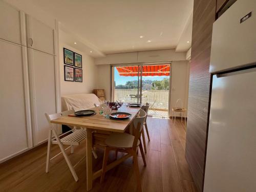 une cuisine et une salle à manger avec une table et des chaises dans l'établissement Studio rénové 4 pers à Cavalaire-sur-Mer avec balcon et parking - FR-1-226B-190, à Cavalaire-sur-Mer