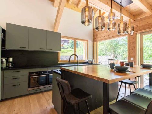 une cuisine avec un grand îlot en bois et une table dans l'établissement Chalet spacieux à Valmorel, 10 pièces, 24 pers. – terrasse, babyfoot, garage électrique - FR-1-291-1009, à Les Avanchers