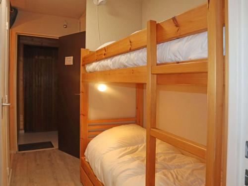 - deux lits superposés dans une petite chambre dans l'établissement Studio rénové, calme, skis aux pieds, 6 pers, Les Orres - FR-1-322-630, aux Orres
