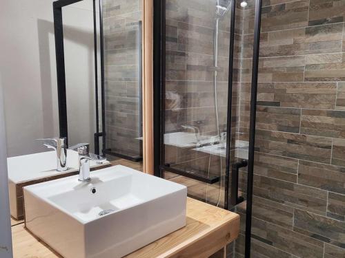 une salle de bain avec un lavabo blanc et une douche dans l'établissement Studio rénové, calme, skis aux pieds, 6 pers, Les Orres - FR-1-322-630, aux Orres