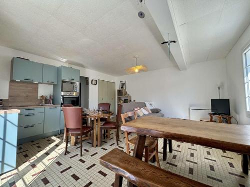 Photo de la galerie de l'établissement Charmant T3 rénové à deux pas du port et plage à Saint-Pierre d'Oléron - 4 couchages - FR-1-246A-316, à Saint-Pierre-dʼOléron