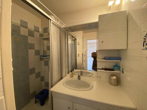 une salle de bain avec un lavabo et un miroir dans l'établissement Appartement avec piscine et parking à Cavalaire-sur-Mer - FR-1-100-341, à Cavalaire-sur-Mer