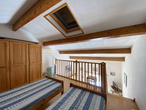 Cette petite chambre comprend un lit et un balcon. dans l'établissement Appartement avec piscine et parking à Cavalaire-sur-Mer - FR-1-100-341, à Cavalaire-sur-Mer