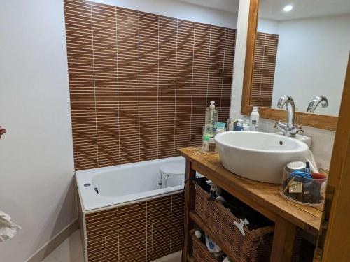 une salle de bain avec un lavabo et une baignoire dans l'établissement T4 spacieux avec terrasse et vue panoramique, parking inclus - FR-1-250-286, à La Grande Motte